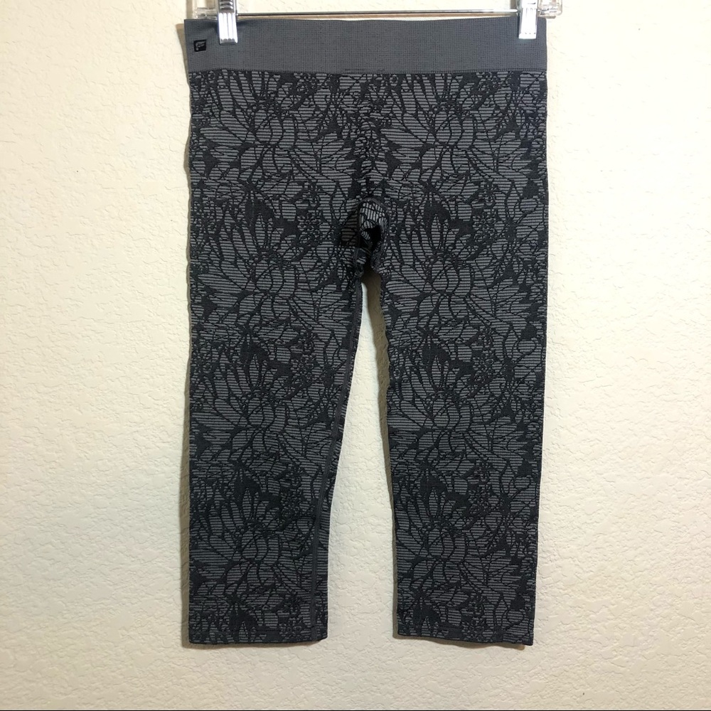 Fabletics Sebastian Seamless Crops Gray Black - image 3